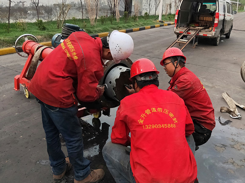 DN500循環(huán)水管道帶壓開(kāi)孔順利完成！2.jpg